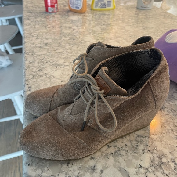 TOMS suede wedge booties size 8.5 - Picture 1 of 5